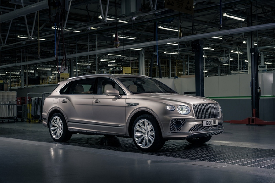 Giống như các mẫu Bentley First Edition trước đó,  Bentley Bentayga EWB Azure First Edition 2022 mới được gắn huy hiệu đặc biệt ở cả ngoại thất và nội thất. Ngoài ra, chiếc SUV siêu sang còn được trang bị mâm 22 inch 10 chấu độc đáo, các chi tiết trang trí phủ crôm ở thân xe và lưới tản nhiệt sáng bóng vô cùng nổi bật.