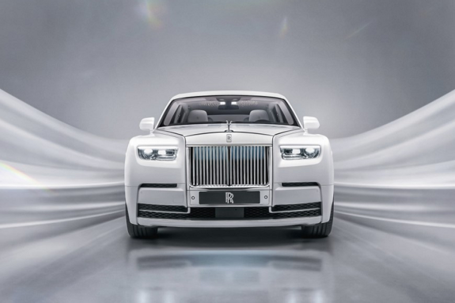 Trở lại thời gian cách đây 5 năm,  Rolls-Royce Phantom siêu sang thế hệ thứ 8 ra mắt. Ngay tại thời điểm xuất hiện, mẫu xe này đã khiến giới mộ điệu trầm trồ bởi vẻ đẹp sang trọng và đẳng cấp tiệm cận sự hoàn hảo tuyệt đối. Tuy nhiên với Rolls-Royce, sự hoàn hảo chưa bao giờ là đủ và mới đây hãng xe nước Anh quyết định có thêm một số cập nhật và điều chỉnh nhỏ để làm chiếc xe tốt hơn nữa.