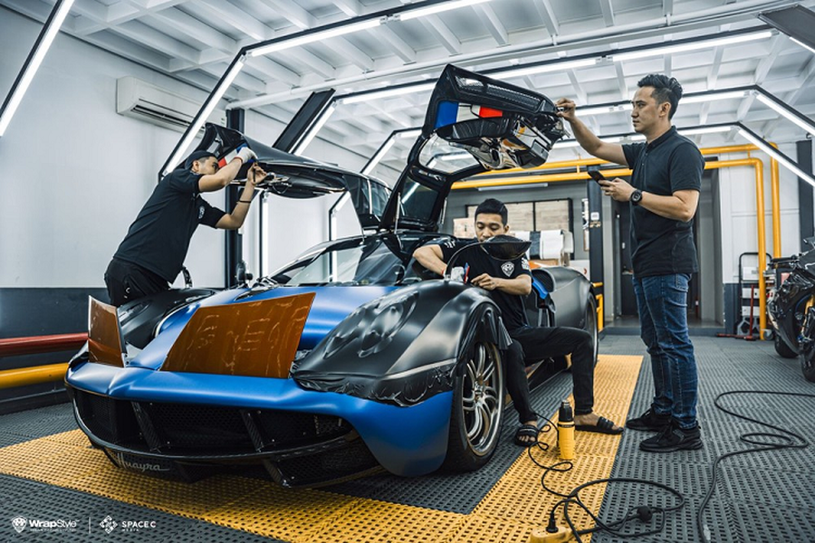 Trong số những chiếc siêu xe hypercar đang có mặt tại Việt Nam, siêu phẩm  Pagani Huayra của Minh Nhựa luôn nhận được sự quan tâm của giới mê xe trong nước. Con trai duy nhất của đại gia ngành nhựa tại quận 6 rất hiếm khi cho xe Pagani Huayra xuất hiện trên đường phố dù đã sở hữu được 6 năm qua.