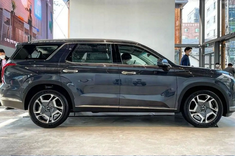  Hyundai Palisade 2023 mới phiên bản nâng cấp giữa vòng đời vừa trình làng tại triển lãm Ô tô New York 2022 diễn ra vào tháng 4 năm nay. Chỉ 3 tháng sau, mẫu SUV cỡ lớn này đã xuất hiện tại Đông Nam Á, cụ thể là Indonesia. Đoạn video quay lại cảnh một chiếc xe đầu kéo chở theo vài chiếc Hyundai Palisade 2023 được trùm bạt kín và chạy trên đường phố Indonesia đã cho thấy điều đó.