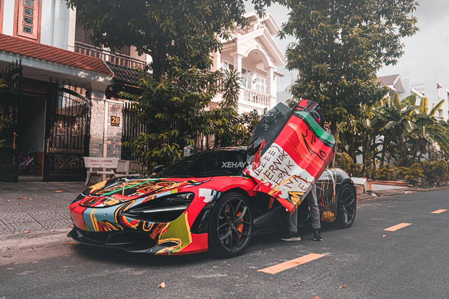 Nếu những chiếc Lamborghini Aventador hay Ferrari SF90 Stradale đình đám Việt Nam từng mang màu “áo” cầu vồng đã khiến bất cứ ai đi đường cũng phải ngoái nhìn, thì chiếc  McLaren 720S Spider phong cách Art Car này còn gây “choáng ngợp” hơn.