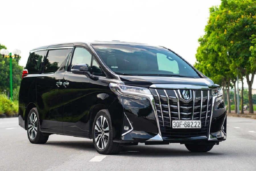 Mới đây, một chiếc  Toyota Alphard Executive Lounge đời 2018 đã được rao bán trên sàn xe cũ tại Hà Nội với mức giá 3 tỷ 969 triệu đồng sau khi lăn bánh 39.000 km.