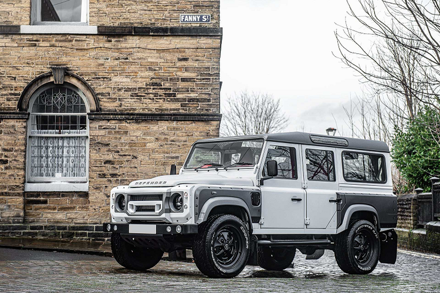 Land Rover nói chung và Defender nói riêng là những mẫu xe mà Kahn thường tập trung nâng cấp bậc nhất. Chiếc  Land Rover Defender 110 độ Wide-Track này là một trong những thành phẩm ra đời từ “lò độ” này với nhiều bộ phận nâng cấp đến từ hãng Chelsea Truck Company.