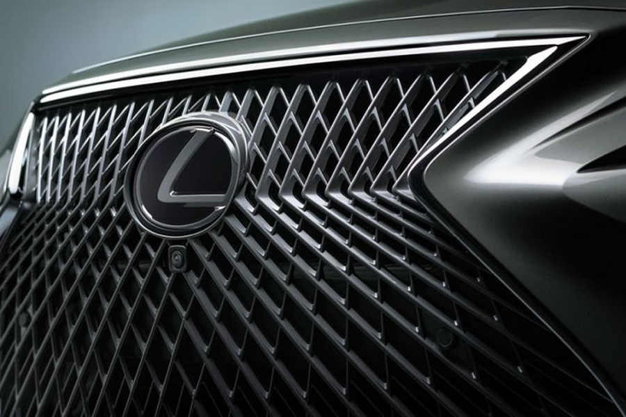  Lưới tản nhiệt con suốt của Lexus là một trong những chi tiết mang tính biểu tượng củathương hiệu xe sang Nhật Bản. Kể từ lần đầu được ra mắt trên concpet Lexus LF-Gh năm 2011, khối mặt ca lăng độc đáo này đã xuất hiện trên tất cả các mẫu xe Lexus trong nhiều năm qua.