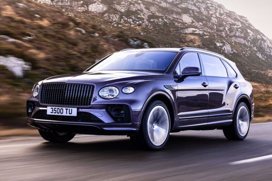  Bentley Bentayga bản trục cơ sở dài (EWB) được trình làng vào đầu tháng 5/2022 và mới đây mẫu xe này đã chính thức được đưa vào sản xuất. Với mức độ hoàn thiện cầu kỳ và tính thủ công hóa cao, mỗi chiếc Bentley Bentayga EWB cần tới 132 giờ để sản xuất từ những người thợ thủ công lành nghề tại nhà máy Crewe, với 24 tỷ tổ hợp trang trí nội thất.