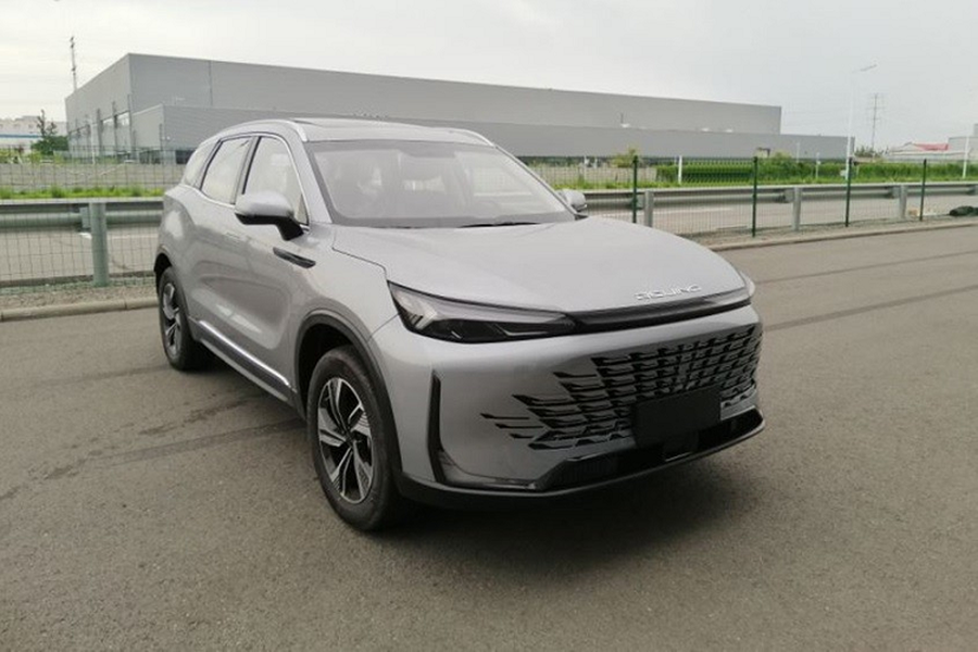  Beijing X7 của Trung Quốc là mẫu SUV hạng C đã chính thức có mặt trên thị trường vào hồi tháng 7/2020. Chẳng bao lâu sau đó, mẫu xe này đã được phân phối chính hãng tại Việt Nam và gây sốt một thời nhờ mức giá khá "mềm" đi kèm công nghệ vượt trội so với các đối thủ.