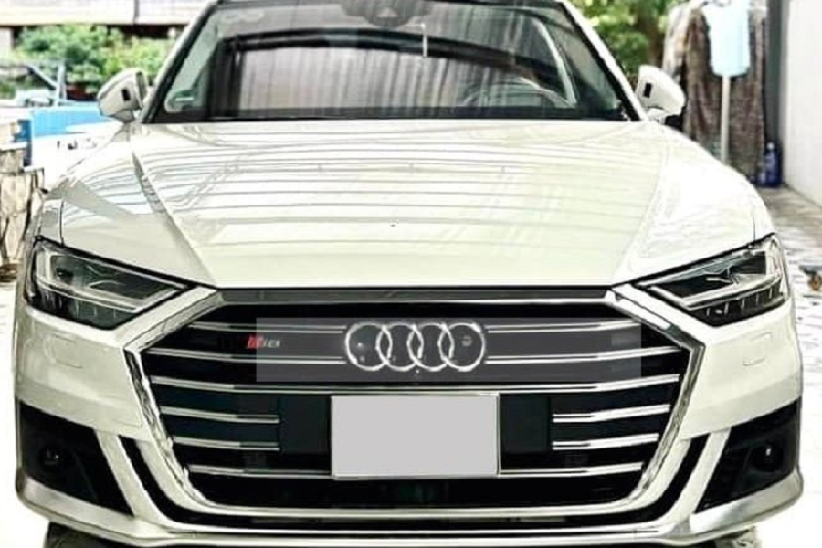 Dòng xe  Audi S8 thế hệ thứ 4 đã được ra mắt cách đây hơn 2 năm và chỉ mới có khoảng 2 xe được mang về nước theo đơn đặt hàng của các đại gia Việt. Toàn bộ số xe Audi S8 thế hệ mới tại Việt Nam đều được nhập khẩu không chính hãng.