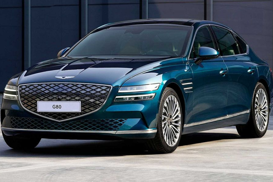 Tại Triển lãm Shanghai Auto Show 2021, Genesis đã chính thức ra mắt mẫu sedan điện đầu tiên với tên gọi Electrified G80. Sau hơn một năm ra mắt, nhà sản xuất đã công bố giá bán xe tại thị trường Mỹ. Theo đó,  giá xe Genesis Electrified G80 2023 khởi điểm 79.825 USD (khoảng 1,83 tỷ đồng) chưa bao gồm 1.095 USD (khoảng 25 triệu) phí vận chuyển.