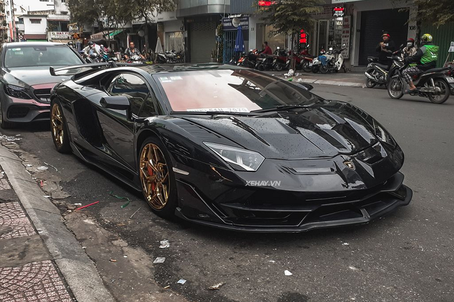 Tính đến nay, số lượng siêu xe  Lamborghini Aventador lăn bánh tại dải đất hình chữ S có khoảng hơn 20 chiếc, bao gồm nhiều phiên bản như LP 700-4, SV, S, SVJ.