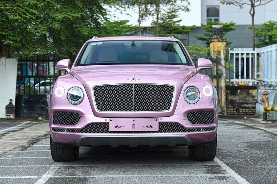 Dòng xe SUV  Bentley Bentayga siêu sang lần đầu tiên trình làng trên thế giới vào tháng 12/2015 và chỉ chưa đầy nửa năm sau đó, đã có chiếc đầu tiên xuất hiện tại Việt Nam. Đỉnh điểm là 2017 đến 2019, số lượng xe Bentley Bentayga đổ về nước phải trên 35 xe với nhiều bản khác nhau.