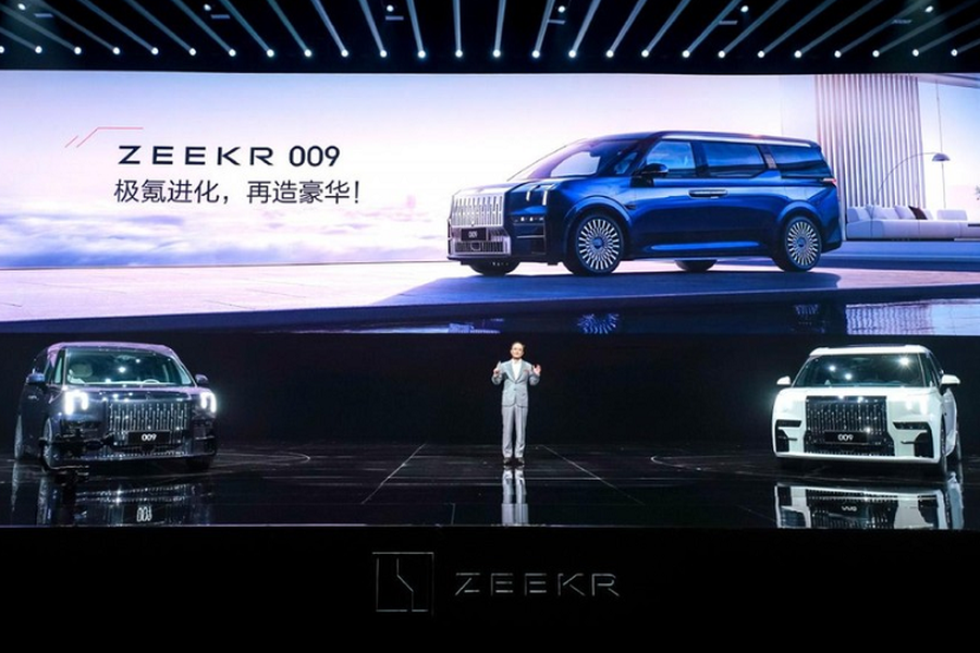 Zeekr là thương hiệu con chuyên về ôtô điện của hãng xe Trung Quốc Geely. Mới đây, hãng đã tung mẫu xe thương mại thứ 2 của mình ra thị trường nội địa, đó là  Zeekr 009 chạy điện mới. Mẫu xe này sở hữu thông số kỹ thuật và thiết kế ngoại thất ấn tượng cùng không gian nội thất 6 chỗ ngồi sang trọng.