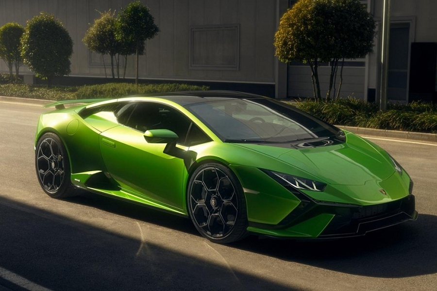 Vào chiều ngày 8/11/2022 vừa qua, trên mạng xã hội lan truyền hình ảnh về chú bò tót  Lamborghini Huracan bản Tecnica với ngoại thất sơn màu xanh và không quá khó để nhận ra xe thuộc phiên bản Tecnica, mới được ra mắt trên thế giới vào tháng 4 đầu năm nay.