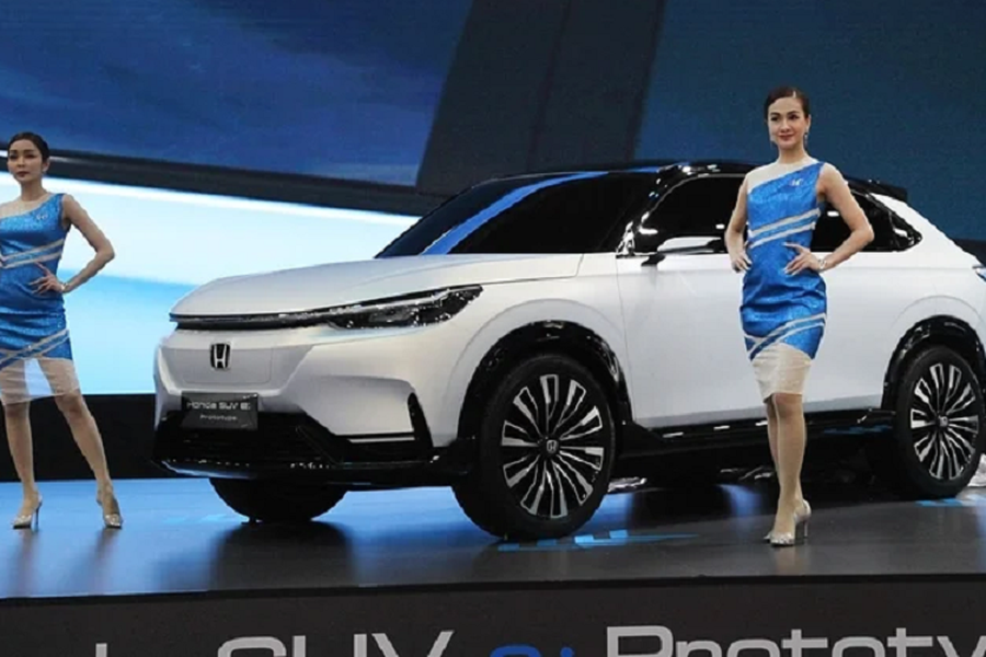 Tại Triển lãm Ô tô Quốc tế Thái Lan (Thailand International Motor Expo 2022) đang diễn ra, Honda Thái Lan đã bất ngờ mang đến chiếc SUV e: Prototype. Mẫu xe này là bản toàn cầu của 2 chiếc concept e:NS1 và e:NP1 từng ra mắt tại Trung Quốc. Nó cũng chính là hình mẫu của dòng  Honda HR-V thế hệ thứ 3 chạy điện hoàn toàn mới.