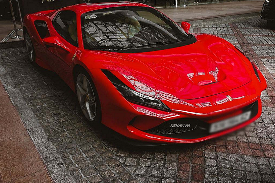 Hiện có tổng cộng 5 chiếc siêu xe Ferrari F8 Spider tại Việt Nam, trong đó chỉ có duy nhất một xe trong bài được nhập khẩu chính hãng. Việc các đại gia Việt đa phần lựa chọn mua xe thông qua đại lý tư nhân thay vì chính hãng có lẽ là do thời gian được nhận được xe sớm hơn. 