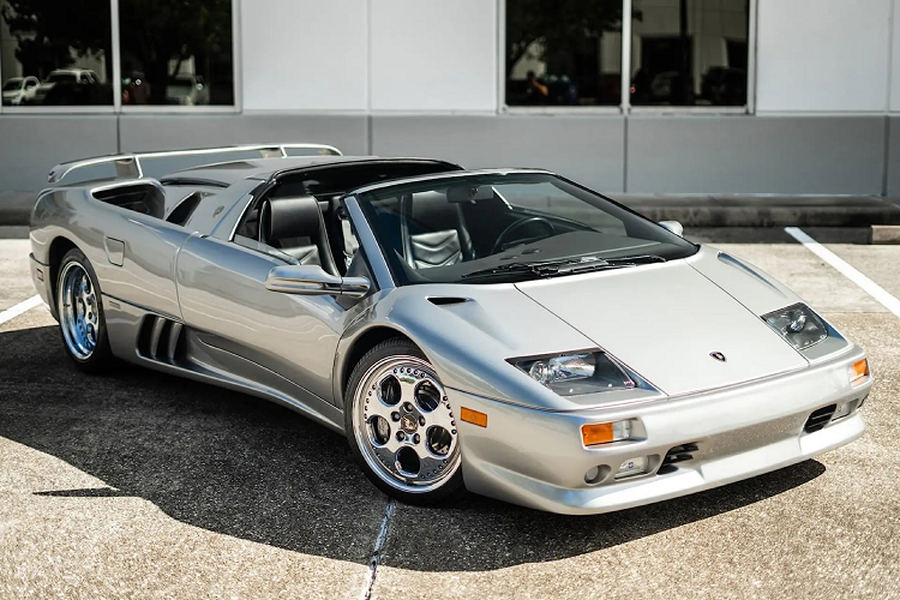 Phiên bản VT Roadster là một trong những mẫu xe hiếm nhất của dòng xe Lamborghini Diablo. Mới đây một chiếc  Lamborghini Diablo VT Roadster đời 1999 đã được lên sàn đấu giá và đang thu hút sự quan tâm của giới sưu tầm xe độc.