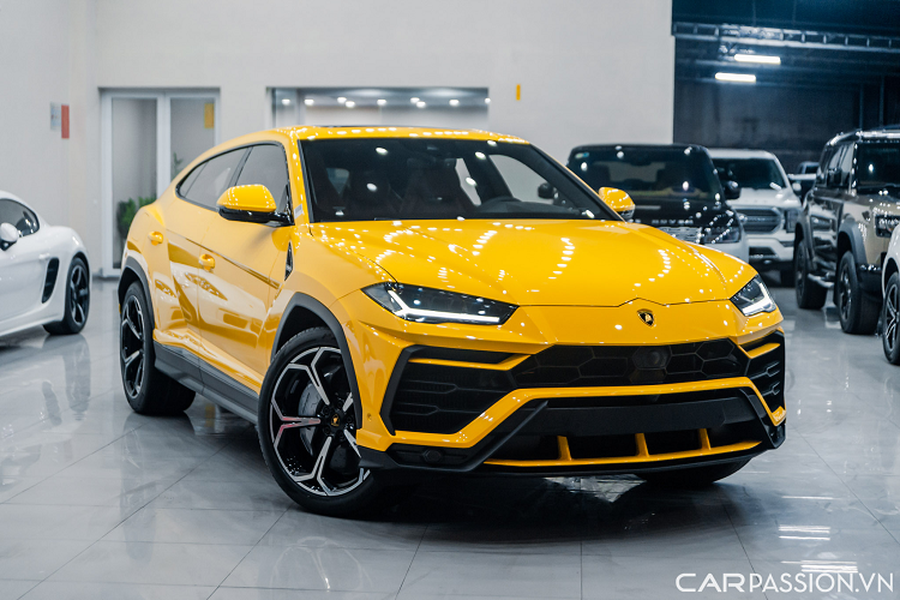 Mới đây, một chiếc  Lamborghini Urus màu vàng mới 100% đã được rao bán với giá 22,5 tỷ đồng. Đây là một trong 5 chiếc Urus mới đưa về theo dạng nhập khẩu chính hãng. Tại Việt Nam, số lượng Lamborghini Urus được ghi nhận hơn 15 chiếc. Chiếc Urus đề cập trong bài là sở hữu màu sơn vàng đặc trưng Giallo Auge.