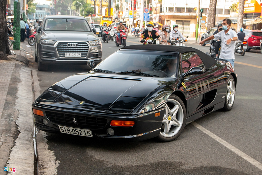 Hình ảnh chiếc Ferrari 355 F1 Spider xuất hiện trên một tuyến phố trung tâm TP.HCM những ngày cuối năm được nhiều người yêu xe chú ý. Đây là chiếc  Ferrari 355 F1 Spider hàng hiếm có tuổi đời lâu nhất và độc nhất Việt Nam hiện nay.