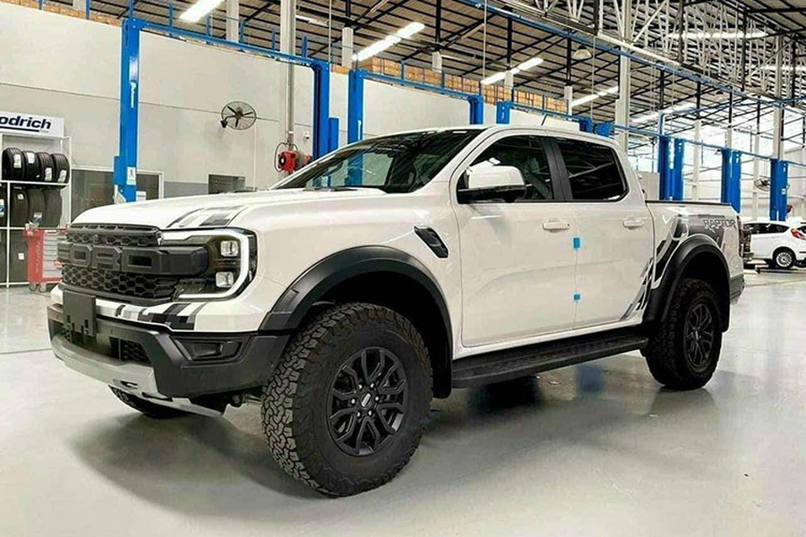 Theo thông tin từ các đại lý, mẫu bán tải hiệu suất cao  Ford Ranger Raptor 2023 mới sẽ ra mắt thị trường Việt vào tháng 3 tới đây và bắt đầu giao xe từ tháng 4. Khác với các mẫu Ranger khác được lắp ráp trong nước, phiên bản Raptor phân phối dưới dạng nhập khẩu nguyên chiếc từ Thái Lan.