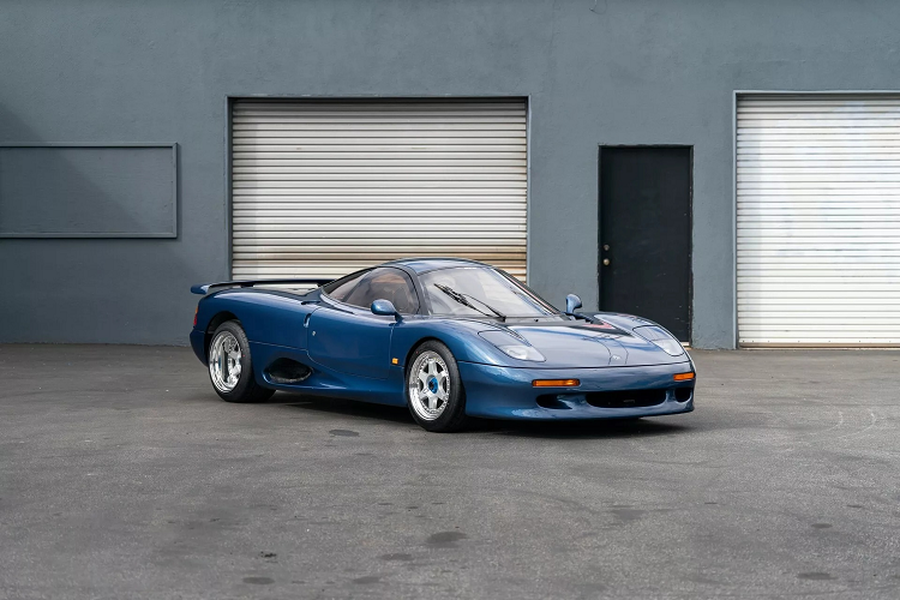 Chiếc  Jaguar XJR-15 đời 1991 được bán đấu giá có lớp sơn ngoại thất màu xanh Mauritius Blue Metallic. Có tổng cộng 53 chiếc xe XJR-15 được sản xuất và chỉ có 27 xe được làm với thông số kỹ thuật bản thương mại, còn lại chỉ dùng trong đường đua. Được biết, chiếc Jaguar XJR-15 sắp được bán đấu giá có số khung gầm "042" và chủ nhân là nhà sưu tập ở châu Á vào tháng 7/1991.