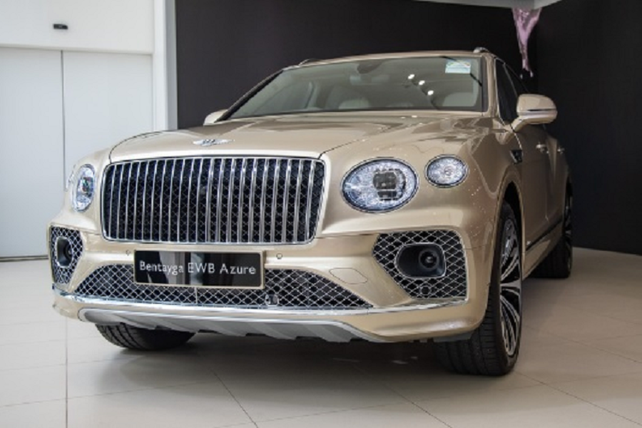 Tại “đảo quốc sư tử”, mẫu SUV siêu sang của Bentley bản EWB được phân phối với 3 biến thể: EWB tiêu chuẩn, Azure đặc biệt và Azure First Edition. Khác biệt của  Bentley Bentayga EWB 2023 mới so với bản thường là trục cơ sở được kéo dài thêm 180 mm, lên 3.175 mm, nâng chiều dài tổng thể đạt 5.322 mm.