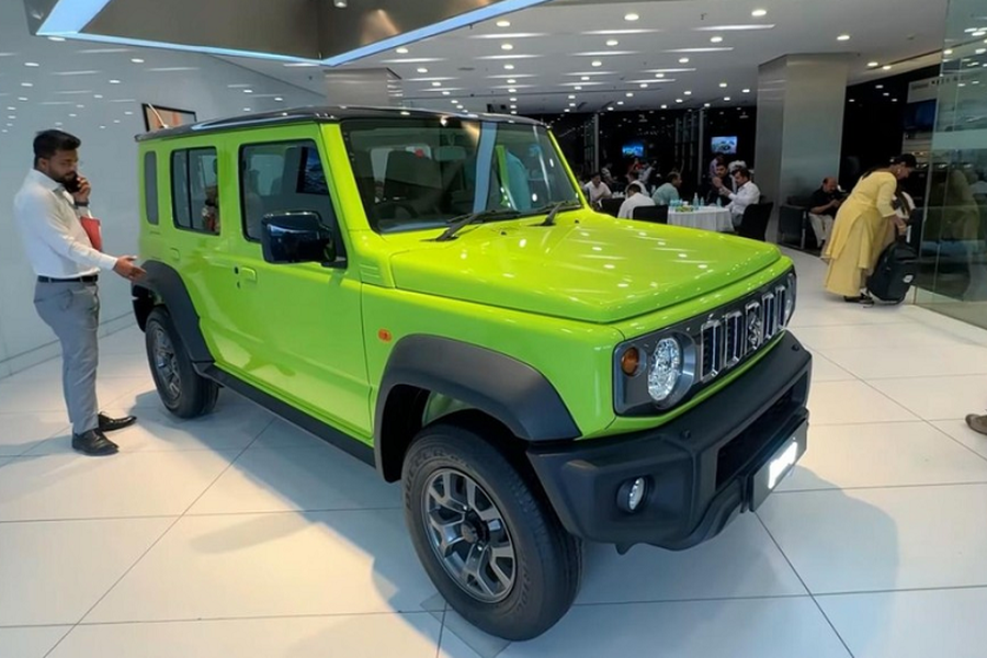  Suzuki Jimny 5 cửa đã chính thức trình làng tại thị trường Ấn Độ trong triển lãm Auto Expo 2023 diễn ra vào tháng 1 năm nay. Dự kiến, đến tháng 4 tới, mẫu SUV cỡ nhỏ này mới được bán ra tại thị trường Ấn Độ. Tuy nhiên, ngay từ giữa tháng 3, những chiếc Suzuki Jimny 5 cửa đã bắt đầu được trưng bày tại đại lý.