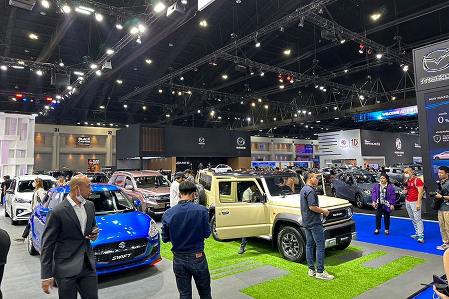 Trong khi mọi sự chú ý đang dồn vào triển lãm Bangkok International Motor Show 2023 thì hãng Suzuki lại đưa mẫu SUV cỡ nhỏ Jimny quay trở lại thị trường Thái Lan. Những chiếc Suzuki Jimny 2023 mới dành cho thị trường này đều thuộc phiên bản 3 cửa, số tự động và được nhập khẩu nguyên chiếc từ Nhật Bản.