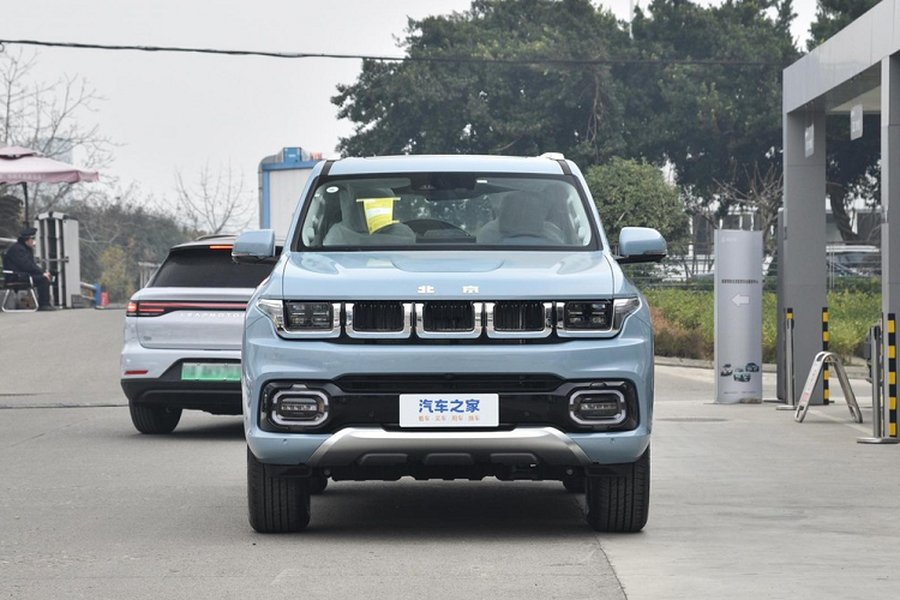 Vào tháng 6 năm ngoái, hãng xe Trung Quốc đã trình làng chiếc  xe SUV cỡ trung Beijing BJ60 2022 với việc sẽ cạnh tranh trực tiếp cùng với Toyota Highlander hay Hyundai SantaFe. Điểm ấn tượng của mẫu xe này chính là việc thiết kế của xe "nhái" khá nhiều chi tiết của các mẫu xe Jeep hay Toyota Land Cruiser.