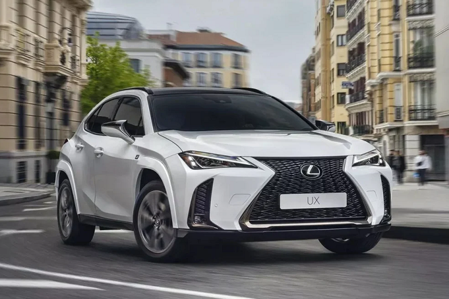 So với phiên bản tiền nhiệm,  Lexus UX 250h 2024 mới có giá cao hơn 640 USD, và khi cộng với phí giao hàng, giá bán mẫu xe này dao dộng từ 1.075 – 1.150 USD. Thiết kế bên ngoài Lexus UX 250h 2024 không có nhiều thay đổi. Vẫn là kiểu dáng góc cạnh và lưới tản nhiệt hình con suốt đặc trưng.