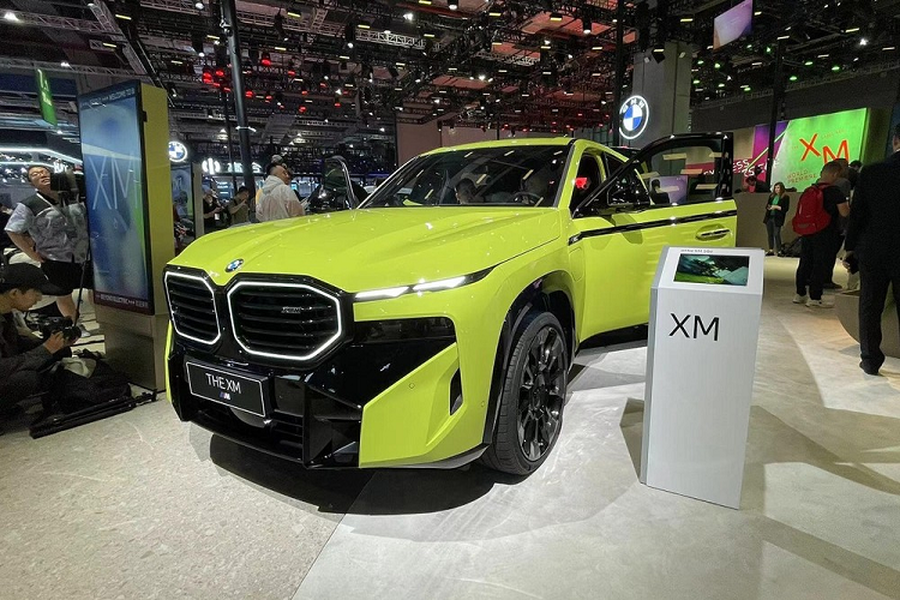 Trong triển lãm Ô tô Thượng Hải 2023 đang diễn ra tại Trung Quốc, hãng BMW đã chính thức tung ra phiên bản tiêu chuẩn mới của dòng SUV hạng sang cỡ lớn XM mang tên 50e. So với các phiên bản cao cấp hơn,  BMW XM 50e 2023 mới thay đổi lớn nhất ở động cơ.