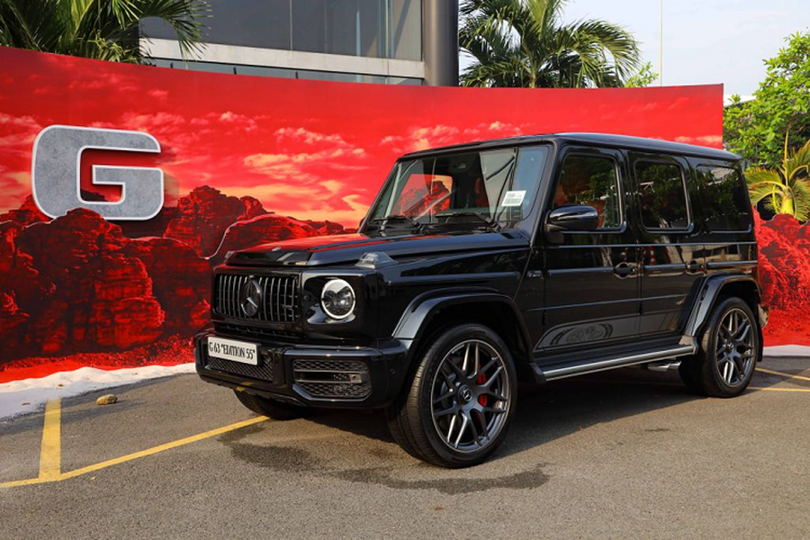 Tại Việt Nam,  Mercedes-AMG G63 Edition 55 2023 mới chỉ được phân phối đúng 10 chiếc, trong khi tại Mỹ cũng chỉ được phân phối 55 chiếc. Xe có hai tùy chọn màu sắc gồm đen Obsidian Black Metallic và trắng G Manufaktur Opalite White, giá bán lẻ đề xuất tương ứng cho khách Việt là 12,61 tỷ và 12,85 tỷ đồng. 