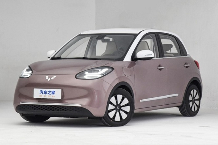 Vào ngày 29/6 vừa qua, chiếc xe điện từng bán chạy nhất thế giới,  Hongguang Mini EV Wuling giá rẻ đã chính thức ra mắt tại Việt Nam. Chiếc xe đã nhanh chóng nhận được sự quan tâm của gười tiêu dùng, nhưng với giá từ 239 triệu đồng nhưng dự đoán c rất khó làm nên "cơm cháo" gì so với mơ ước của nhà phân phối.