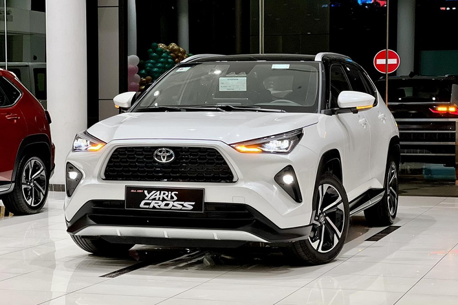  Toyota Yaris Cross 2023 mới là mẫu SUV cỡ B lần đầu tiên trình làng ở thị trường Indonesia vào ngày 15/5/2023. Sang tháng 6/2023, mẫu xe này bắt đầu được xuất xưởng và xuất khẩu khỏi nhà máy ở Indonesia. Thị trường xuất khẩu đầu tiên đón nhận mẫu xe này không phải Thái Lan, Malaysia hay Việt Nam mà là Campuchia.