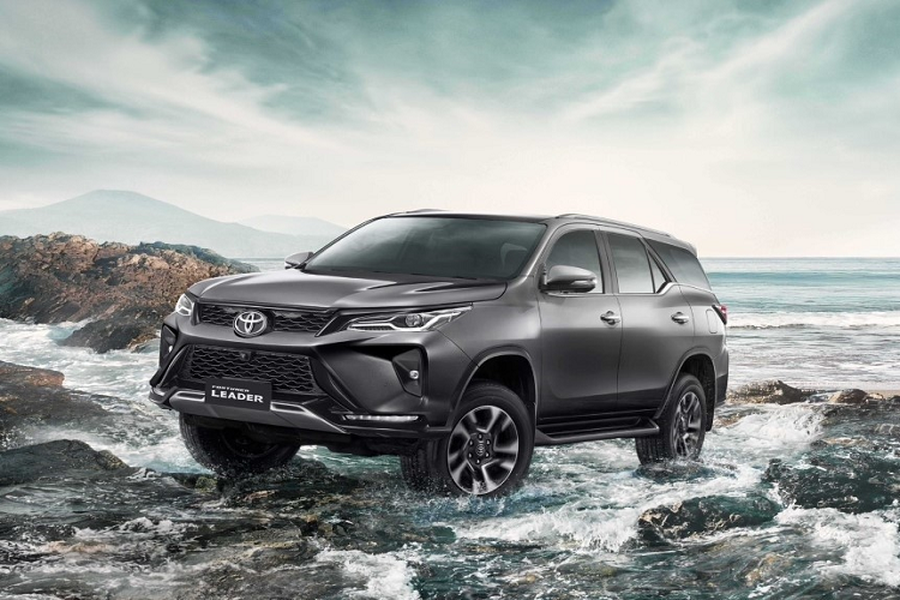 Trong khi mọi sự chú ý đang dồn vào màn ra mắt của Toyota Land Cruiser Prado 2024 thì tại thị trường Thái Lan, hãng xe Nhật Bản lại lặng lẽ vén màn  Toyota Fortuner 2023 nâng cấp với 3 phiên bản là Leader, Legender và GR Sport.