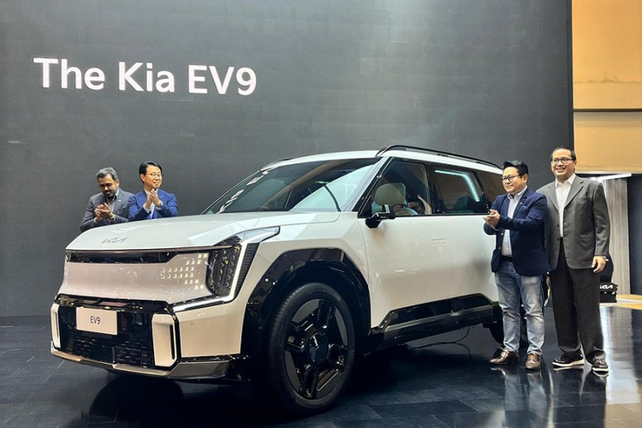 Tại triển lãm Ô tô Quốc tế Gaikindo Indonesia (GIIAS) 2023 hiện đang diễn ra, hãng Kia đã mang mẫu SUV thuần điện cỡ lớn EV9 đến trưng bày và giới thiệu. Đây chính là thị trường Đông Nam Á đầu tiên đón nhận mẫu xe  Kia EV9 GT-Line 2024 chạy điện mới này.