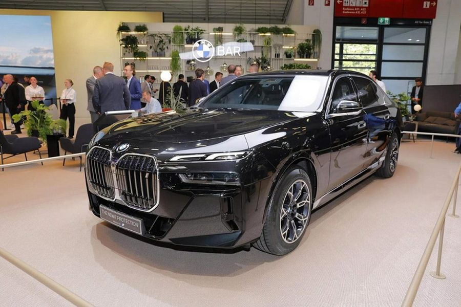 Tham gia triển lãm Ô tô Munich 2023, hãng BMW đã mang mẫu xe bọc thép chống đạn i7 Protection đến trưng bày và giới thiệu. Có thể nói,  BMW i7 Protection 2024 mới khá đặc biệt vì đây chính là mẫu sedan thuần điện hạng sang bọc thép chống đạn đầu tiên trên thế giới. Ngoài ra, đây còn là sản phẩm chính hãng chứ không qua tay bên thứ ba.