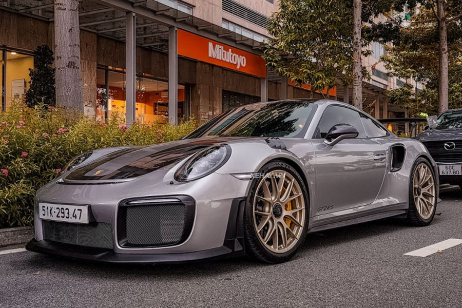 Porsche 911 GT2 RS - chiếc 911 nhanh và mạnh nhất trong lịch sử được ra mắt lần đầu vào tháng 6/2017. Tới đầu năm 2019, Việt Nam mới có chiếc  Porsche 911 GT2 RS đầu tiên được đại lý chính hãng nhập về. 