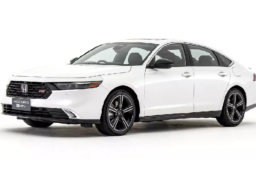  Giá xe Honda Accord 2024 cho 3 phiên bản bán tại Thái Lan: Accord e:HEV E: 1,529 triệu baht (1,02 tỷ đồng); Accord e:HEV EL: 1,669 triệu baht (1,12 tỷ đồng); Accord e:HEV RS | Panoramic: 1,799 triệu baht (1,21 tỷ đồng); Honda Accord 2024 là mẫu xe thuộc thế hệ 11 hoàn toàn mới, từng được trưng bày tại Triển lãm Gaikindo Indonesia, trước khi ra mắt tại Thái Lan.