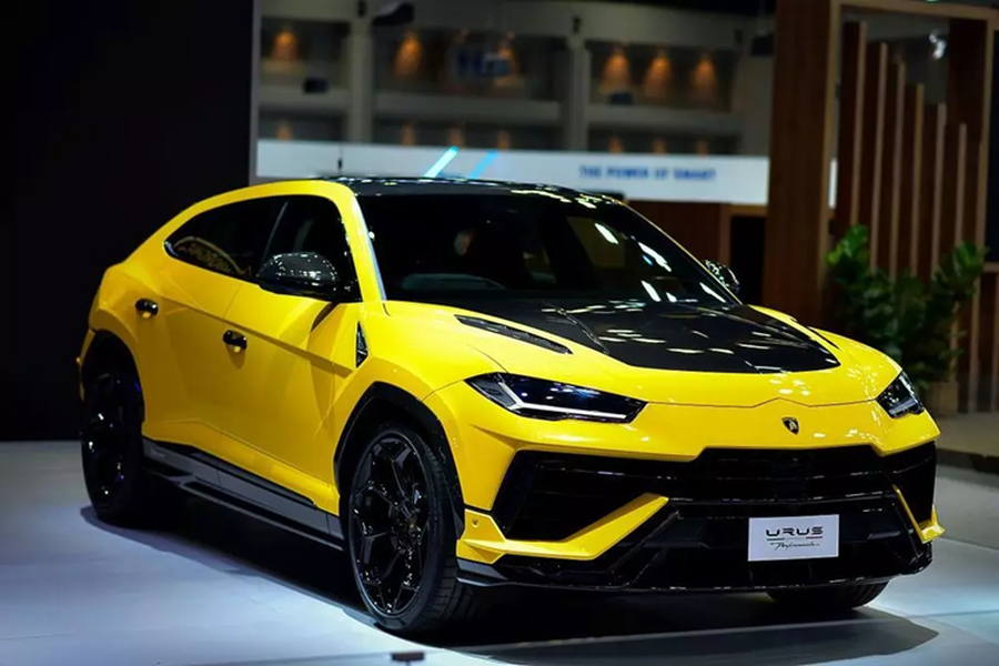 Vào tháng 3 đầu năm nay, hình ảnh 1 chiếc siêu SUV phiên bản hiệu suất cao  Lamborghini Urus Performante 2023 đầu tiên về Việt Nam xuất hiện tại trạm đăng kiểm ở Hà Nội đã thu hút sự quan tâm của giới mê xe trong nước cũng như các đại gia thích mẫu siêu xe gầm cao nhà "bò tót".