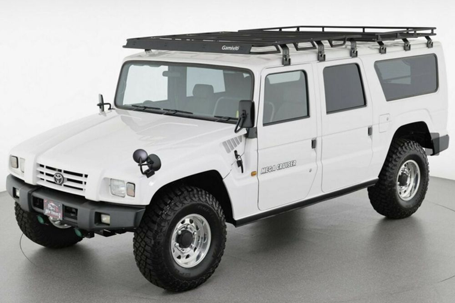  Toyota Mega Cruiser hàng hiếm được sản xuất từ năm 1995 đến 2001, ban đầu xe được thiết kế để phục vụ quân đội Nhật Bản, sau đó nó được sử dụng làm xe cảnh sát và xe cứu hỏa. Mẫu SUV này có số lượng giới hạn 3.000 chiếc, trong đó, gần 150 chiếc là xe dân sự.