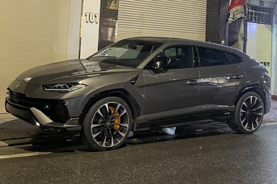 Mới đây, tại TP HCM đã bất ngờ xuất hiện một chiếc siêu SUV  Lamborghini Urus S 2023 biển Hà Nội, thú vị ở chỗ, số lượng xe Lamborghini Urus S 2023 tại Việt Nam chỉ đếm trên đầu ngón tay, vì thế, không ít người cho rằng đây là xe mới về nước, đặc biệt là màu sơn.