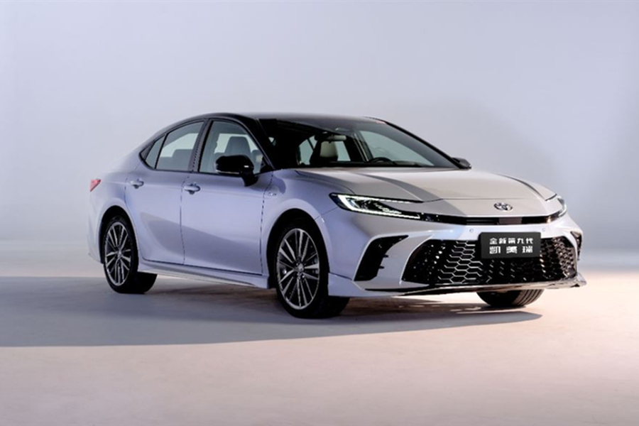 Trong triển lãm Ô tô Quảng Châu 2023 diễn ra vào tháng 11 năm ngoái, hãng Toyota đã chính thức giới thiệu thế hệ mới của dòng xe Camry với khách hàng Trung Quốc. Đến ngày đầu tiên của năm 2024, hãng xe NHật Bản bắt đầu mở bán dòng sedan  Toyota Camry 2024 mới.