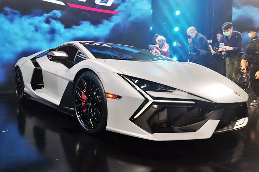  Lamborghini Revuelto  Trong số những bom tấn  siêu xe về Việt Nam năm 2024, đầu tiên phải kể đến Lamborghini Revuelto - chiếc siêu xe plug-in hybrid đầu tiên của hãng ôtô đến từ nước Ý. Đây là câu trả lời của bò tót đến ngựa chồm, khi đối thủ đã tung ra sản phẩm từ khá lâu, với chiếc Ferrari SF90 đủ 2 bản là coupe mang tên Stradale và mui trần là Spider.