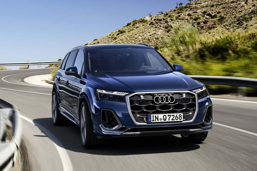 Mở đầu năm mới, hãng Audi bổ sung phiên bản nâng cấp giữa vòng đời cho dòng SUV hạng sang Q7. Tương tự trước đây, dòng xe này cũng có 2 phiên bản  Audi Q7 2024 mới thông thường và SQ7 thể thao hơn. Đây là phiên bản nâng cấp giữa vòng đời tiếp theo của dòng xe này kể từ năm 2015.