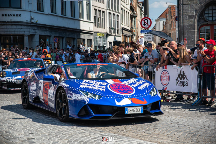  Hành trình siêu xe Gumball 3000 được đánh giá quy mô lớn nhất thế giới, được tổ chức lần đầu vào năm 1999 bởi doanh nhân người Anh Maximillion Cooper. Gumball 3000 là sự kết hợp giữa nghệ thuật, ô tô, âm nhạc, điện ảnh… tất cả tạo nên thương hiệu và phong cách sống thượng lưu.