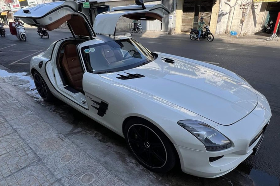 Chiếc  Mercedes-Benz SLS AMG của Đặng Lê Nguyên Vũ là chiếc đầu tiên lăn bánh tại Việt Nam. Xe được đặt hàng chính hãng và cập cảng TP. HCM vào ngày 14/4/2010, sau đó bàn giao cho vị doanh nhân ngành cà phê ngày 7/5/2010. Giá xe khi đó được cho là khoảng 8,48 tỷ đồng.