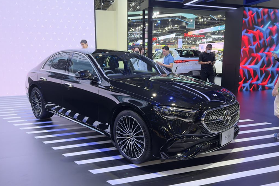 Tại triển lãm Bangkok International Motor Show 2024 (BIMS 2024) đang diễn ra ở Thái Lan, thương hiệu Mercedes-Benz đã mang thế hệ thứ 6 của mẫu xe E-Class đến trưng bày. Tại đây, hãng cũng đã công bố giá bán chính thức của  Mercedes-Benz E-Class 2024 mới.