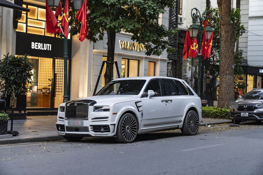 Chiếc  Rolls-Royce Cullinan siêu sang trong bài là xe được nâng cấp gói độ Mansory đầu tiên về Việt Nam. Được biết, thay vì chọn cách đặt mua bodykit và thi công bởi thợ Việt, chủ xe đã chuyển Rolls-Royce Cullinan tới Đức để hãng độ này nâng cấp cho chiếc SUV siêu sang.