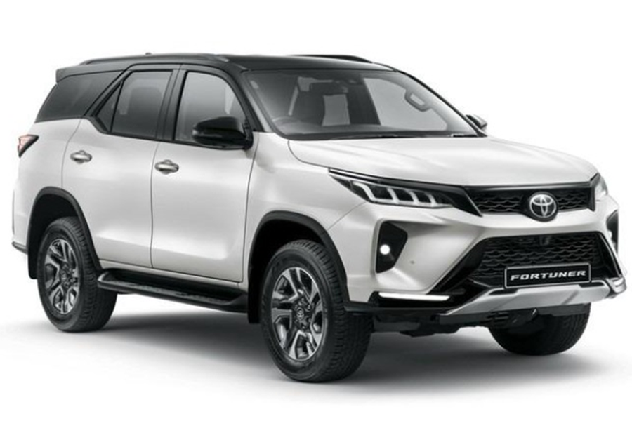 Nhìn chung,  Toyota Fortuner Hybrid 48V 2024 mới có ngoại hình không khác nhiều so với bản thường ngoại trừ việc bổ sung biểu tượng 48V trên cửa sau. Điểm khác biệt lớn nhất nằm ở hệ truyền động.