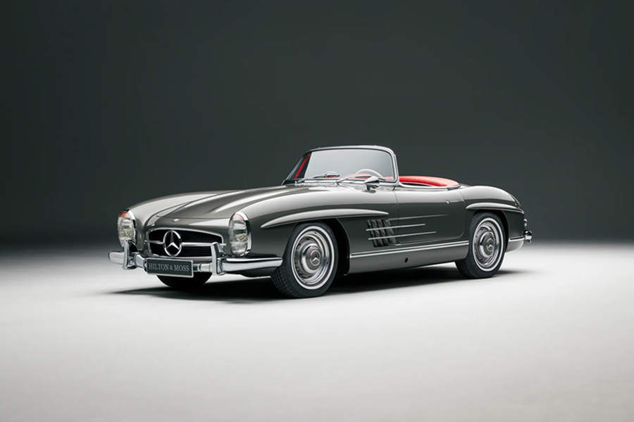  Mercedes-Benz 300SL Roadster siêu hiếm đã được phục hồi từ những chi tiết nhỏ nhất và toàn bộ quá trình được thực hiện tại trụ sở của Hilton &amp; Moss. Được giới thiệu vào năm 1957 và sản xuất đến năm 1963, 300SL Roadster là phiên bản mui trần của chiếc coupe 300SL “Gullwing” mang tính biểu tượng.