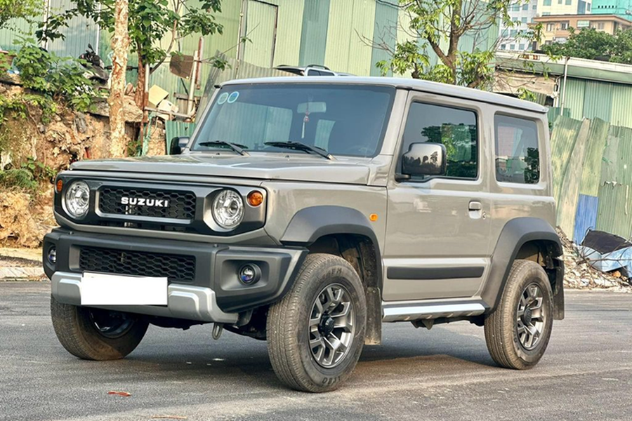 Trên thị trường xe cũ mới đây bất ngờ xuất hiện bài đăng bán một chiếc  Suzuki Jimny 2024 siêu lướt. Đây là một trong những chiếc Suzuki Jimny hiếm hoi đang được rao bán trên thị trường xe cũ. Theo thông tin người bán đăng tải, “bé hạt tiêu” này được sản xuất năm 2023, đăng ký lần đầu 2024.